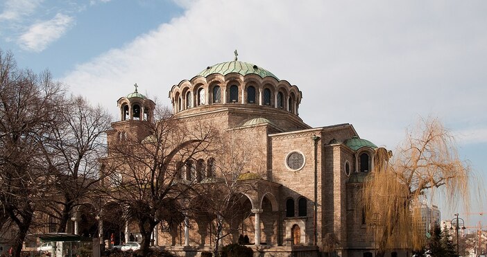 41 годишен мъж строши стъкло на една от вратите на храм  Св Неделя  в