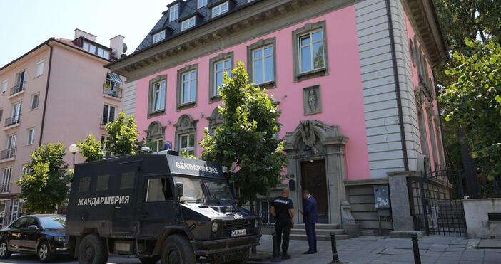 Органите на реда иззеха няколко луксозни и скъпи автомобила от