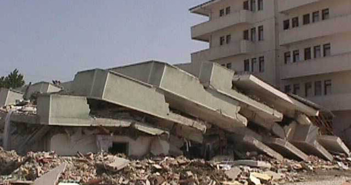 1999 г – Измитско земетресение загиват над 17 хиляди души а 44