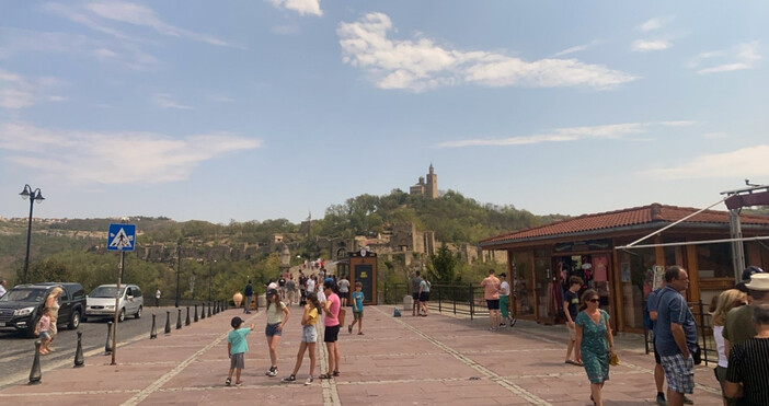 Две лица водещи групи с туристи в Балчик са били проверени