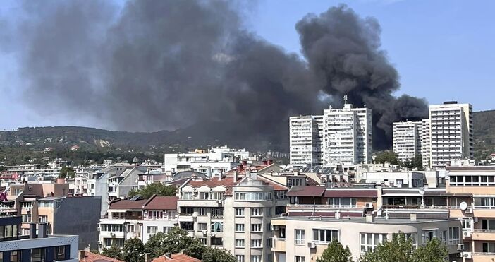 Огромен пожар бушува в момента във варненския квартал Дубровник сигнализираха