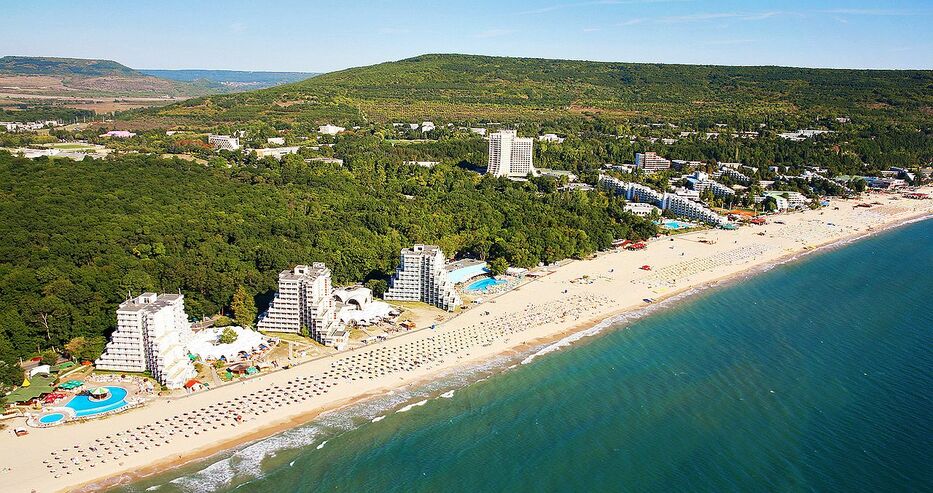 На тази дата е открит е курортният комплекс Албена.