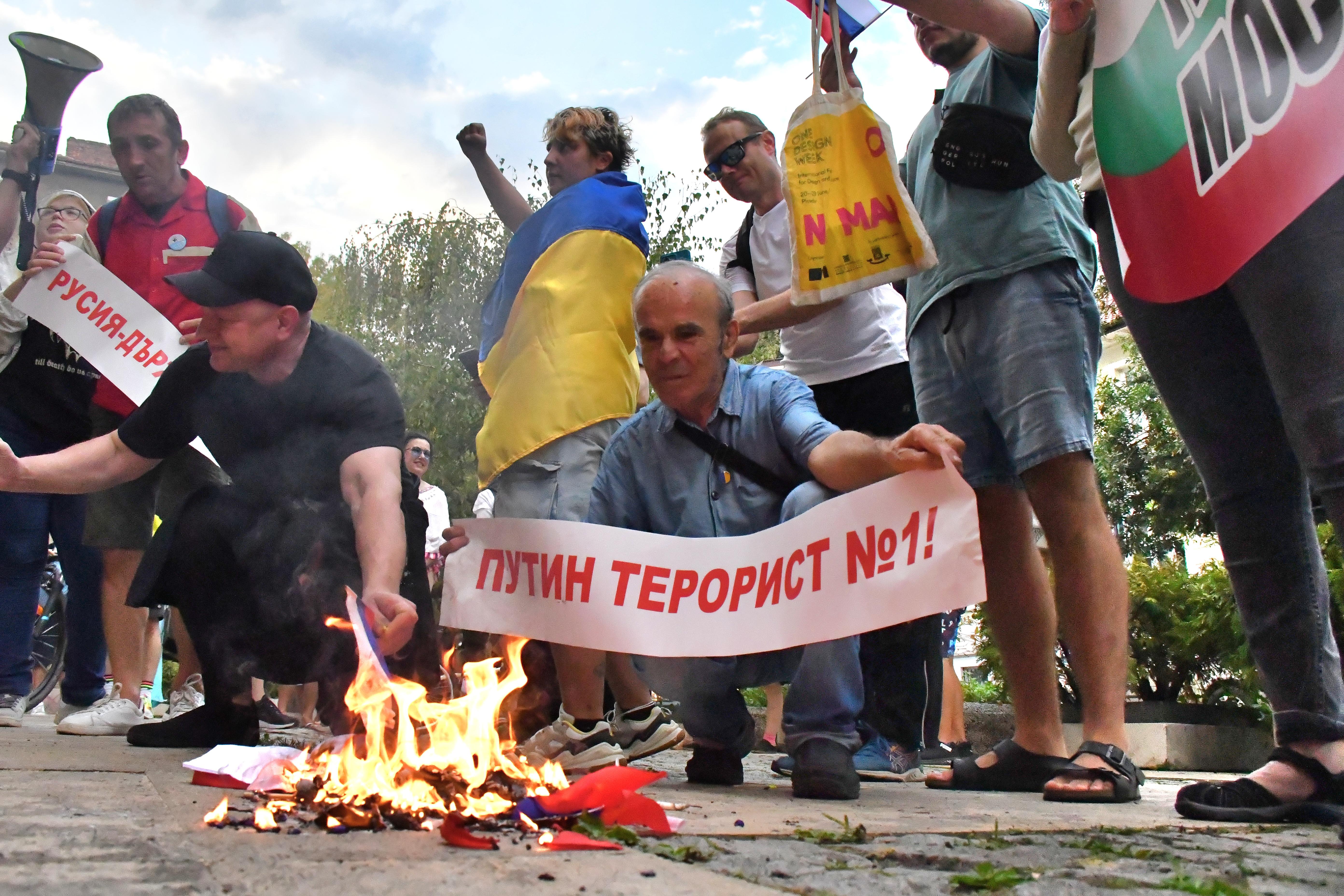 Горят руски знамена пред РКИЦ в София след арест на жена