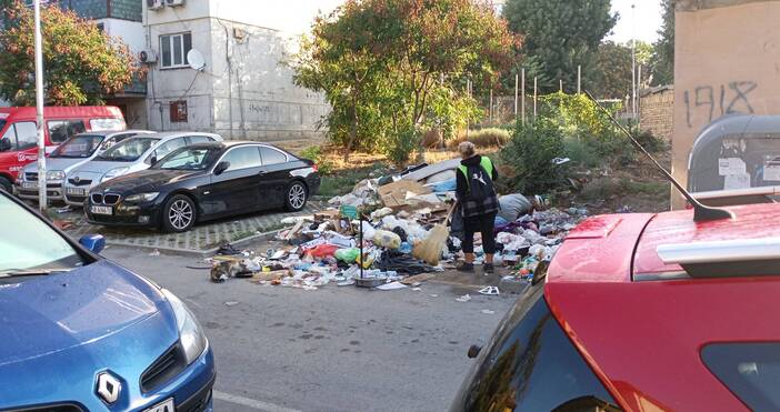 Десетки квадратни метри вече заема импровизирано сметище във Варна Ул Академик