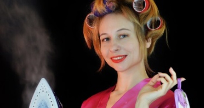 Работодателят по искане на работника или служителя може да му