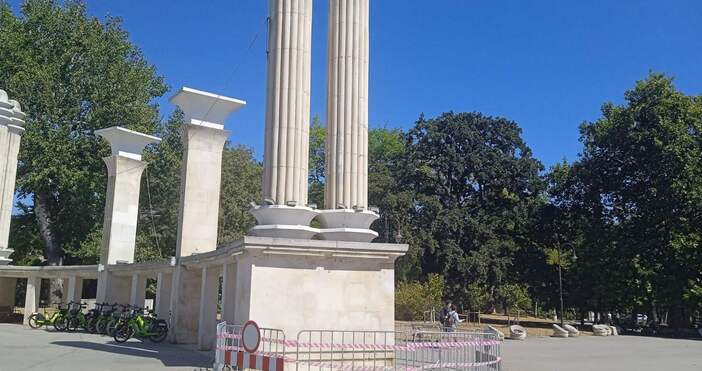 Коланадата на Входа на Морската градина се руши отдавна и