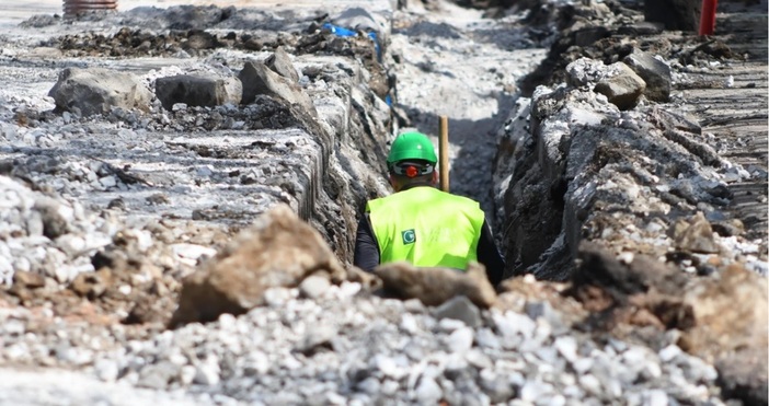 Община Варна обезопаси района около колоните на арката в Морската