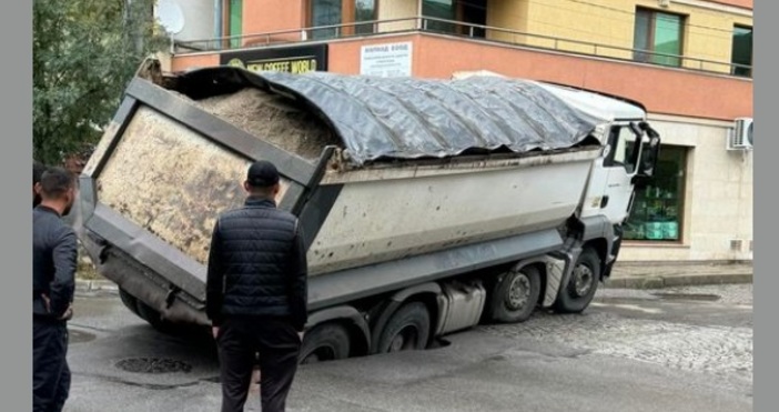 Натоварен до краен предел самосвал е хлътнал заедно с асфалта