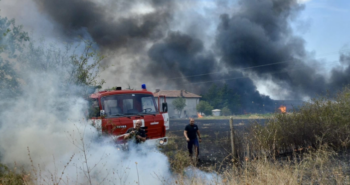 Огнен ад край наш възлов път Голям пожар гори край