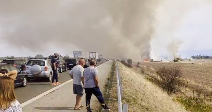 Голям пожар гори край автомагистрала Тракия в района на Пазарджик