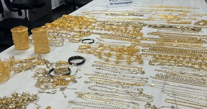 Над 680 грама недекларирани златни изделия на стойност близо 90
