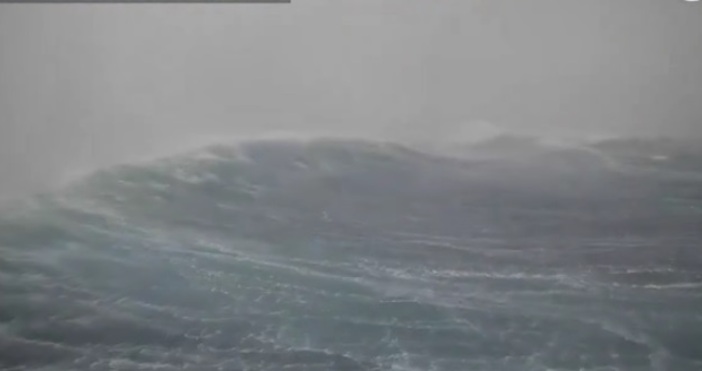 NOAA публикува ужасяващи кадри от камера с дрон показващи масивни