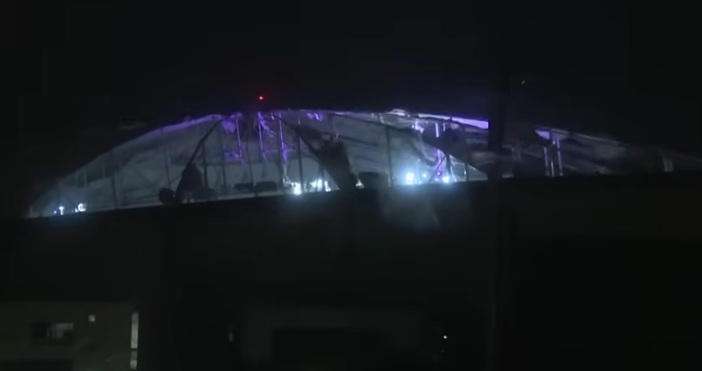 Покривът на бейзболния стадион Тампа Бей Рейс беше разкъсан на