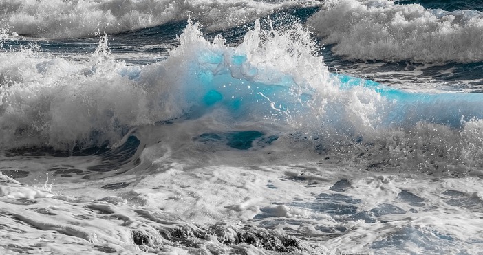 Труп на младо момиче в морето ужаси туристите на един