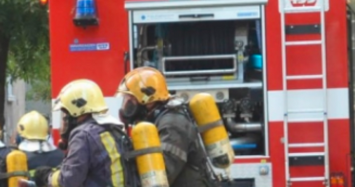 Автомобил се запали и предизвика суматоха на централен булевард в