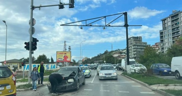 Леко ПТП на бул Цар Освободител и Христо Смирненски във