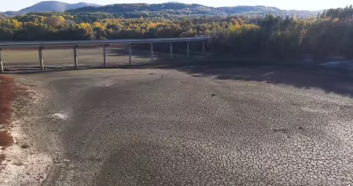 Апокалиптична е гледката в язовир Йовковци в Еленски балкан.Водата се е изпарила.Няма