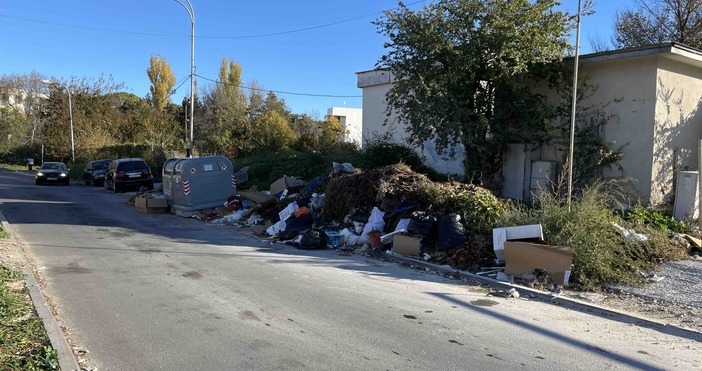 Улица на Траката се превръща в сметище   Така се