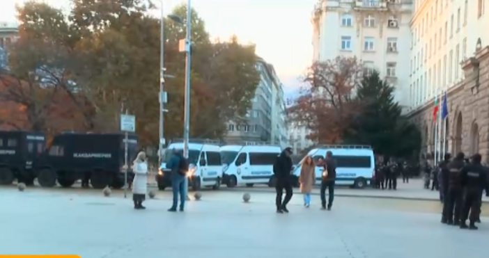 Безпрецедентен първи ден за новите депутати в Народното събрание след