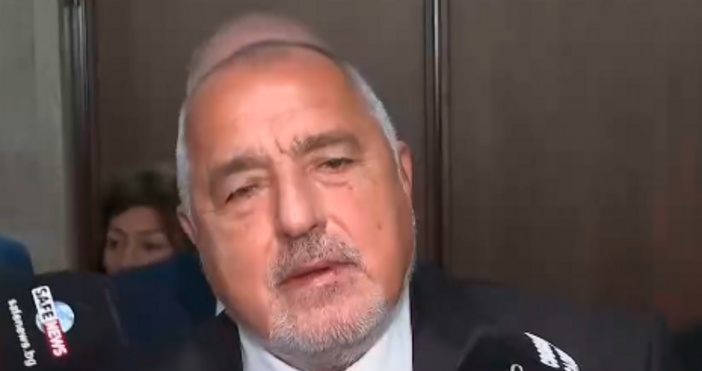 Доста публика има пред сградата на парламента за 51 ото откриване