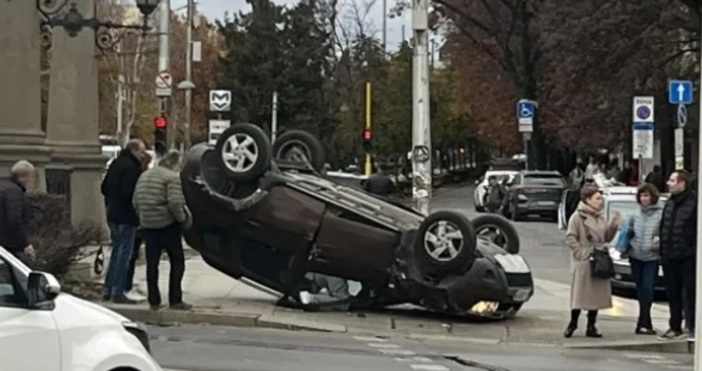 Автомобил се преобърна по таван на Орлов мост в столицата