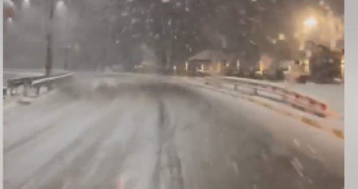 Красива гледка сред падащите снежинки на парцали пусна шофьор по
