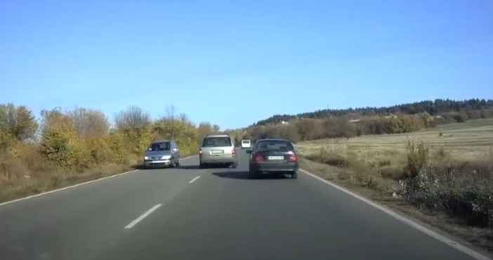 Ужасяващ пример за опасно шофиране показа клип в социалните мрежи Моторист