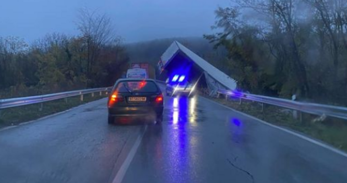 Катастрофа е станала на завоя след с Балван посока Велико Търново