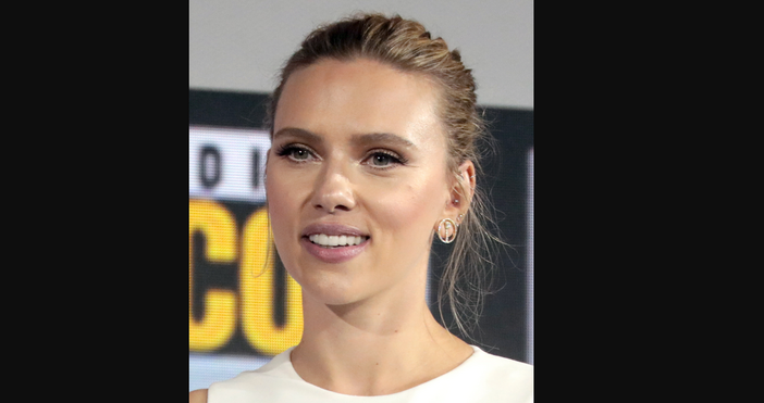 Скарлет Йохансон  на английски  Scarlett Johansson в САЩ името се произнася Джохенсън