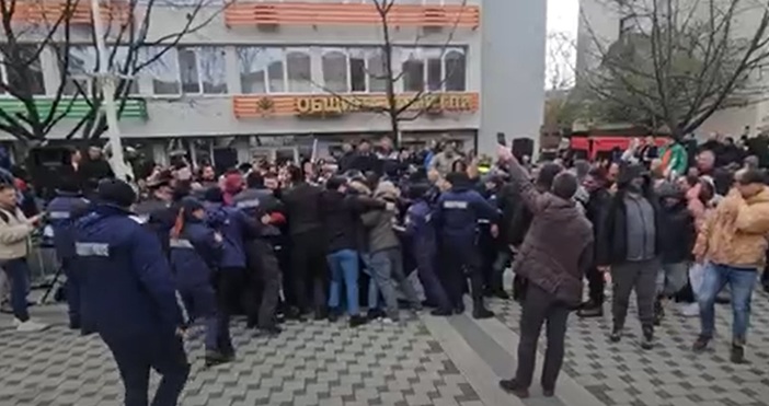 Напрежение между две протестиращи групи в Симитли Протест и контрапротест