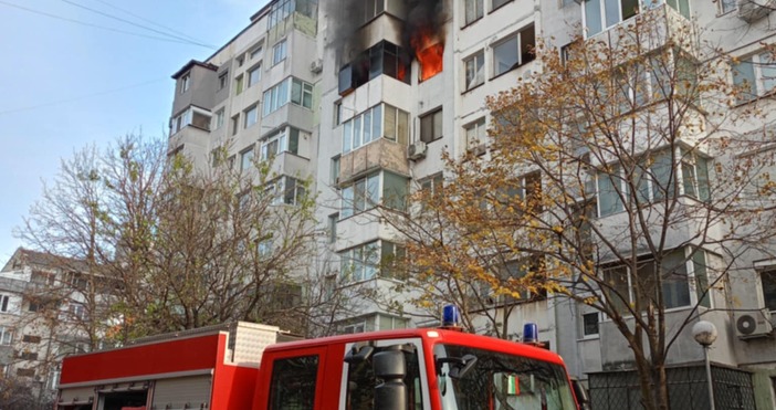 Голям пожар в момента гори в блок на улица Странджа