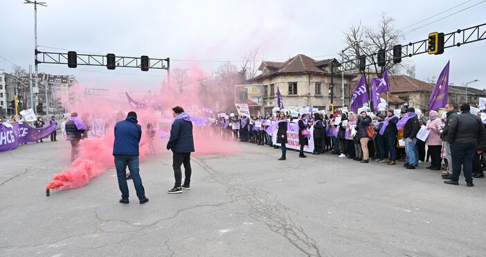 Работници и служители в няколко структури на Министерство на околната