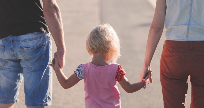 Родителите които ползват обезщетение за гледане на дете през втората