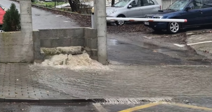 Малко водопадче на улица Граф Игнатиев има при всеки дъжд