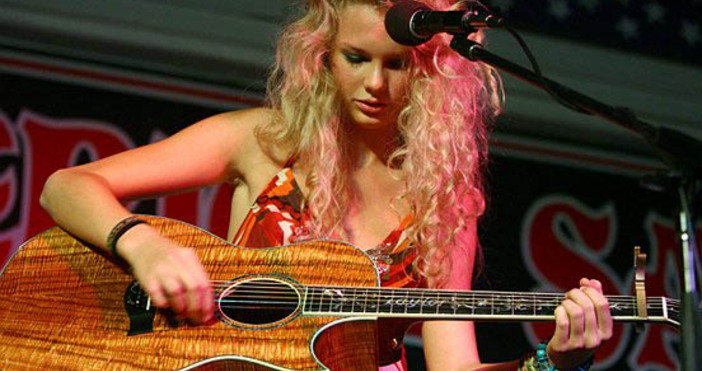 Тейлър Алисън Суифт  на английски  Taylor Alison Swift е американска певица  текстописка и актриса Родена е в Уест Рединг  Пенсилвания на 13 декември 1989 г Американската