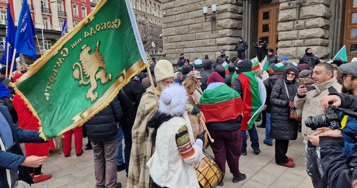 Няколко десетки граждани се събраха пред сградата на Министерския съвет