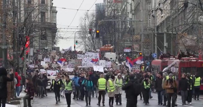 Стопкадър Нова ТвНедоволни студенти излязоха на улицата в сръбската столица Стотици студенти протестираха в