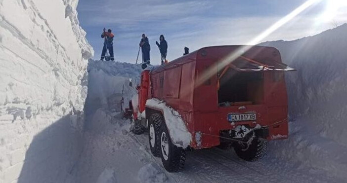 На нея се вижда поне 2 метра сняг а ентусиасти