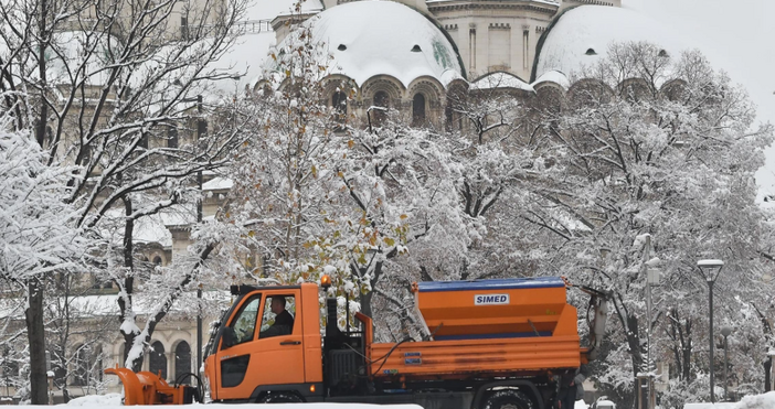 Столицата на България побеля  Зимата се завърна в София Сняг