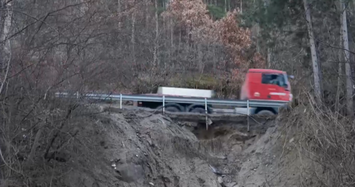 Пътят за Банско опасно се свлича в района на село