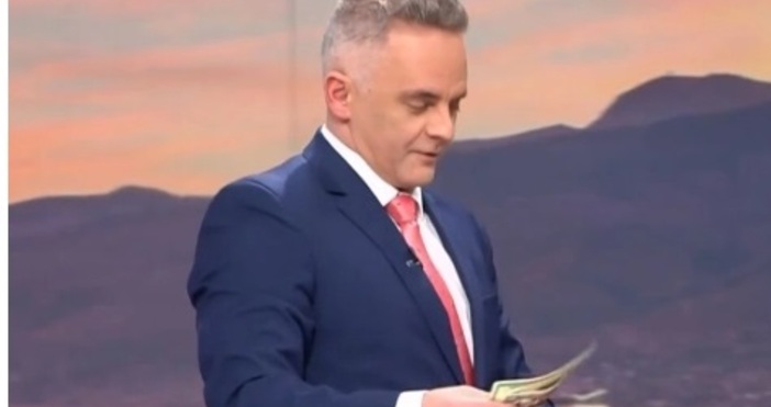 Шапка и сувенирни банкноти с ликовете на Доналд Тръмп и