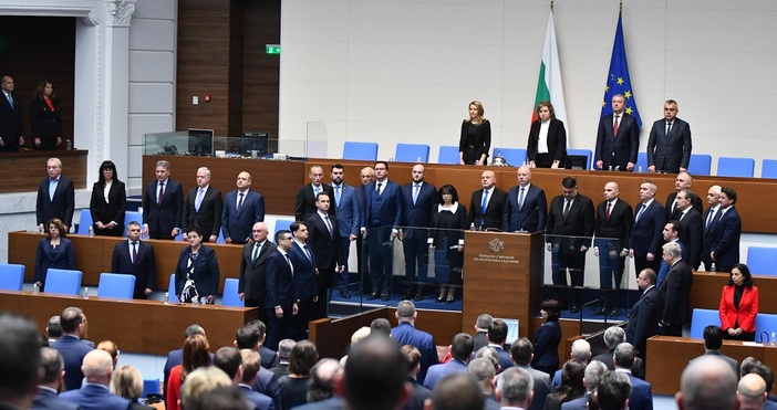 Първи искри в новата власт. Военният министър и БСП се