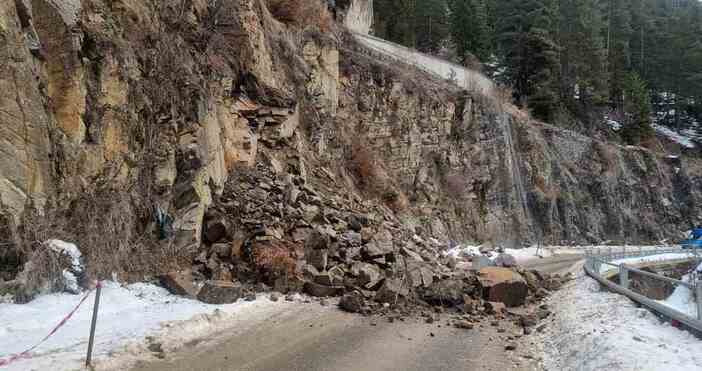Временно е ограничено движението по пътя Смолян – Широка лъка