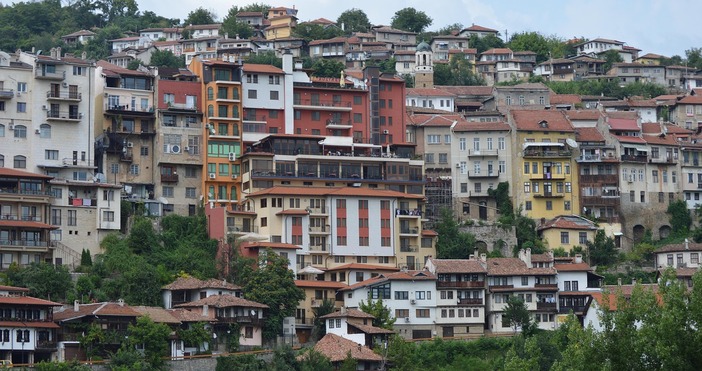 100 метрова висяща на въжета тръба над река Янтра която е