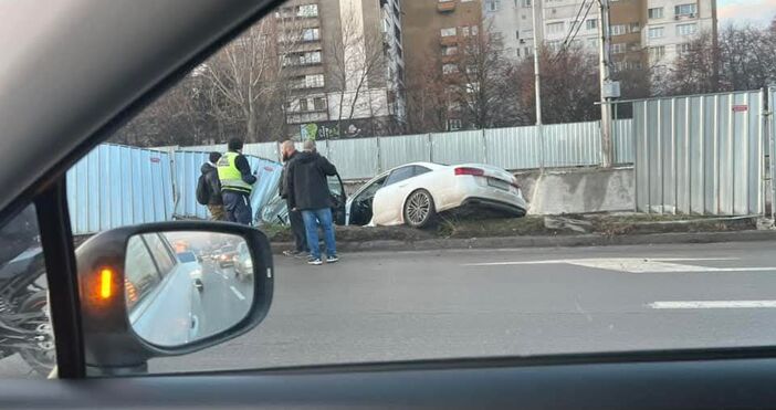 Кола е паднала в изкопа на метрото на столичния булевард