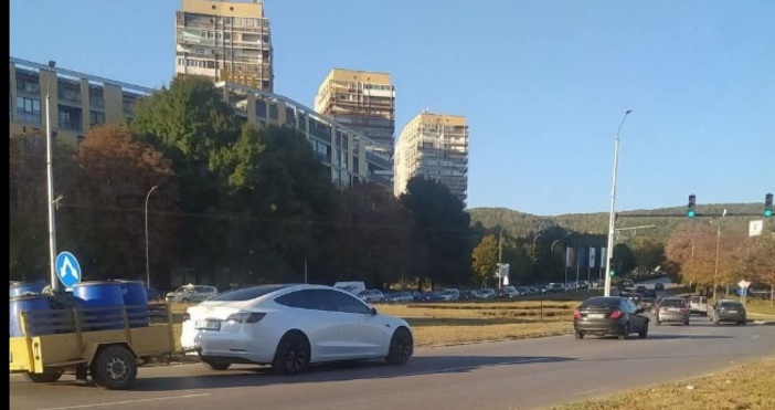 Доста от теслите имат тегличи… не виждам къде е проблема Май