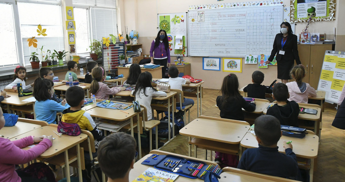 Изненадващо хиляди ученици в България по рано ще си останат вкъщи На