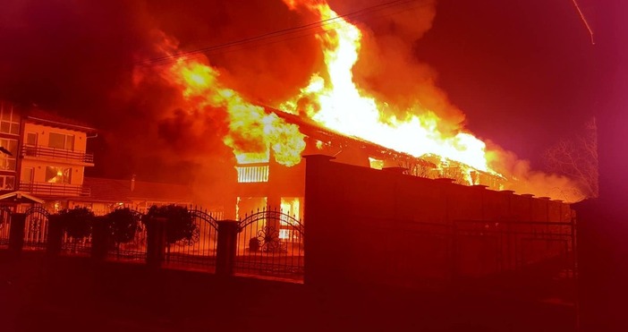 Напълно са изгорели двете къщи за гости в троянското село