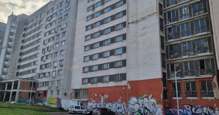 Соц блокове в неугледен вид ошарени с графити е първата