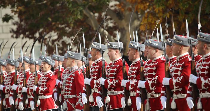 Над 60% е недостигът на кадри в Националната гвардейска част.